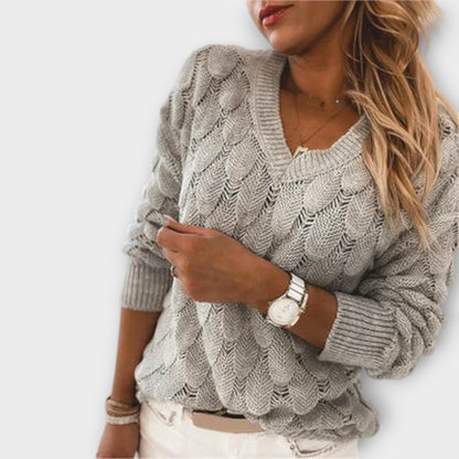 Aine - Elegant Pullover with V-neck